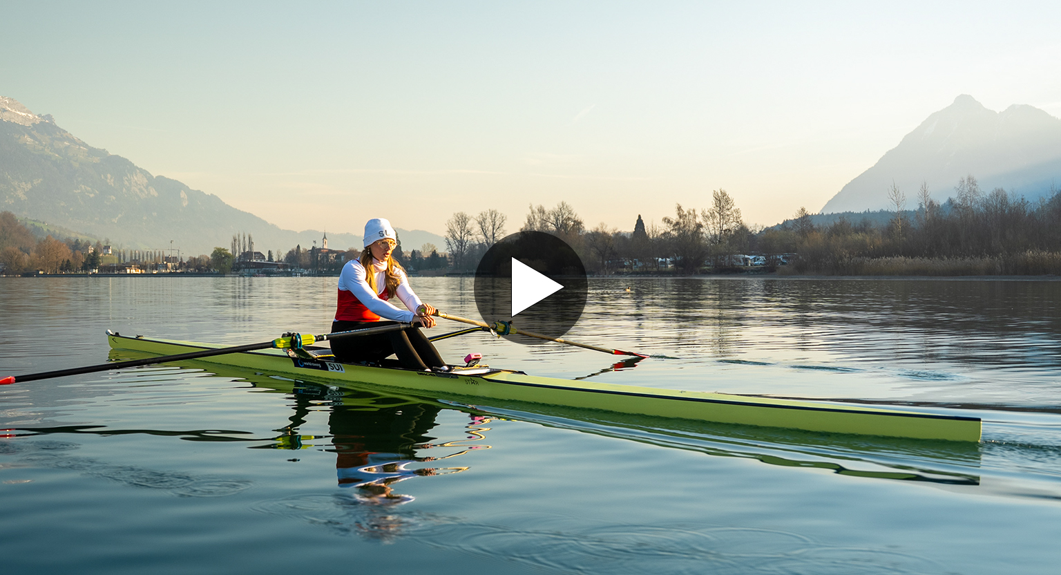 Die Ruderathletin Lisa Lötscher liebt ihre Heimat und tankt Energie beim Training auf dem idyllischen Sarnersee.